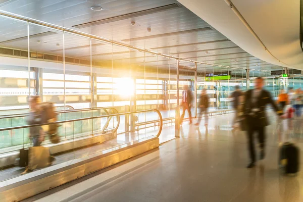 Aeropuerto Irreconocible Personas Irreconocibles Que Van Busca Sus Vuelos Corredor —  Fotos de Stock