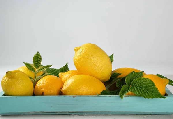 Mavi Ahşap Tahta Üzerinde Taze Olgun Bütün Sarı Limon Yaz — Stok fotoğraf