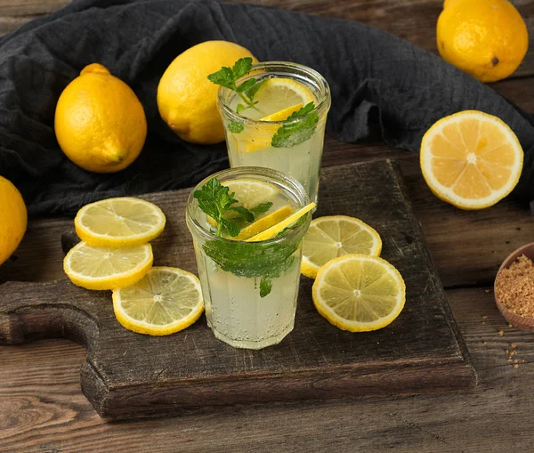 Bebida Refrescante Verano Limonada Con Limones Hojas Menta Vaso Junto —  Fotos de Stock