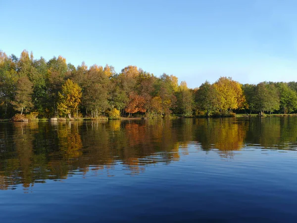 Vackra Höstlandskap Färgglada Träd Återspeglas Blue Water Lake — Stockfoto