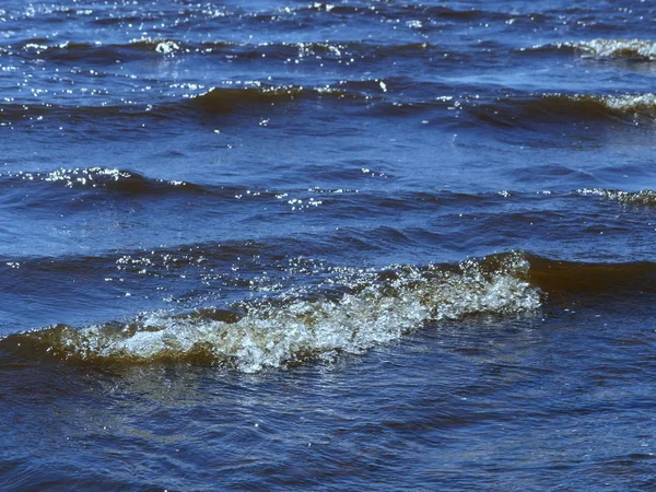 青い海の波を白波で捉える — ストック写真