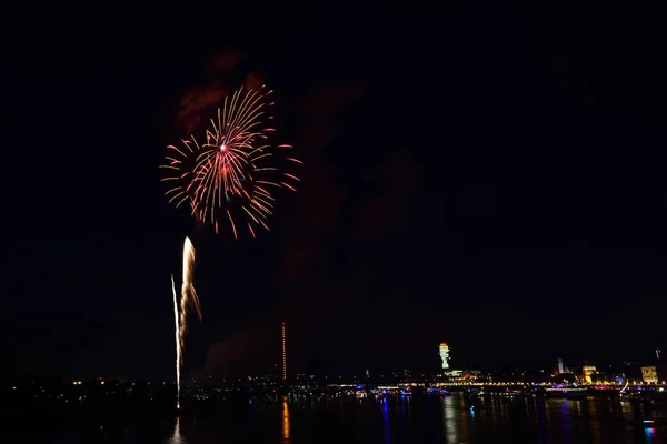 空に輝くカラフルな花火を爆発させ — ストック写真