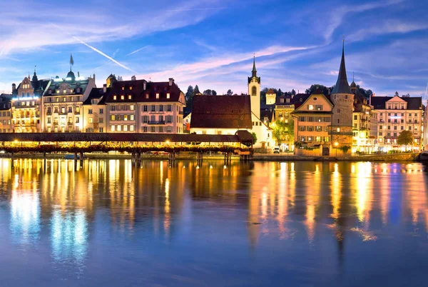 Luzern Kapelbrucke Architettura Lungofiume Famosi Punti Riferimento Svizzeri Vista Serale — Foto Stock