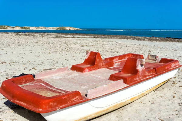 Djerba Tunus Akdeniz Kıyısında Eski Kırmızı Tekne Manzara — Stok fotoğraf