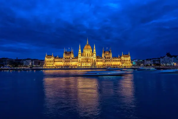 Vista Del Parlamento Húngaro Río Danubio Durante Hora Azul Budapest —  Fotos de Stock