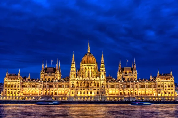 Vista Perto Edifício Parlamento Húngaro Margens Rio Danúbio Durante Hora — Fotografia de Stock