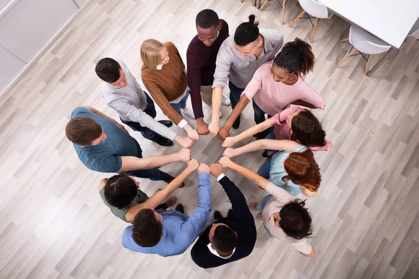 Een Bovenaanzicht Van Multi Etnische Volks Hand Met Hun Vuist — Stockfoto