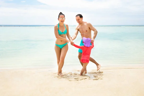 Pais Felizes Gostando Brincar Com Filhinha Perto Costa Idyllic Beach — Fotografia de Stock