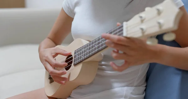 Woman Play Ukulele Home — Stock Photo, Image