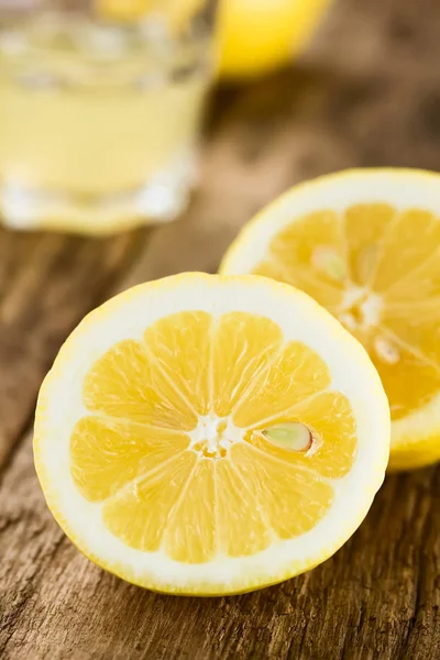 Lemon Reduce Mitad Con Jugo Limón Fresco Parte Trasera Fotografiado —  Fotos de Stock