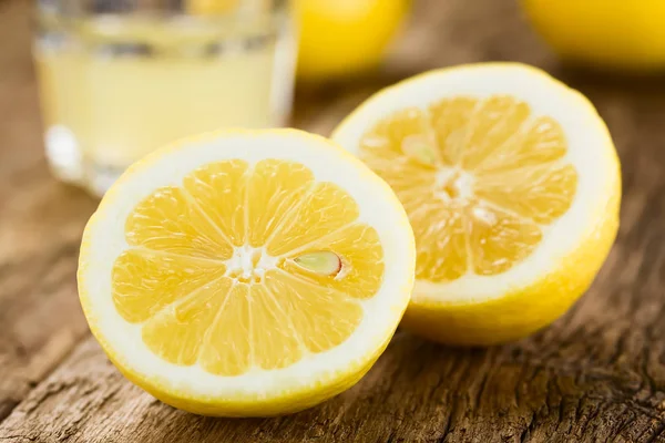 Lemon Reduce Mitad Con Jugo Limón Fresco Parte Trasera Fotografiado —  Fotos de Stock
