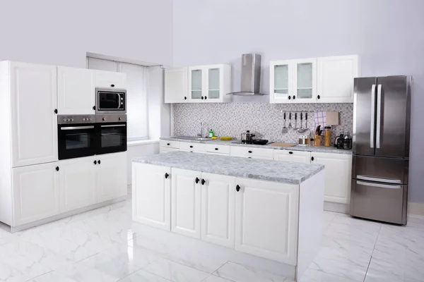Interior Modern White Clean Kitchen Microwave Oven Refrigerator — Stock Photo, Image