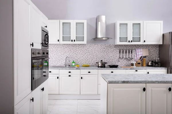 Mikrodalga Fırın Buzdolabı Olan Modern Beyaz Mutfağın Içi — Stok fotoğraf