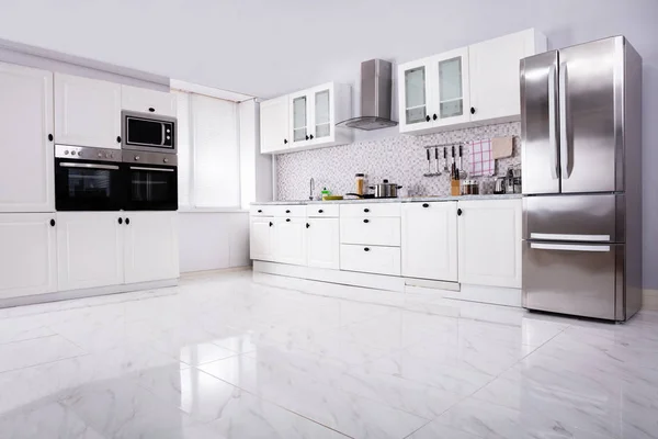 Interior Cozinha Limpa Branca Moderna Com Forno Refrigerador Microondas — Fotografia de Stock