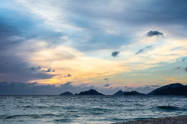 Vista Panorámica Del Hermoso Cielo Dramático Sobre Mar Azul Por — Foto de Stock