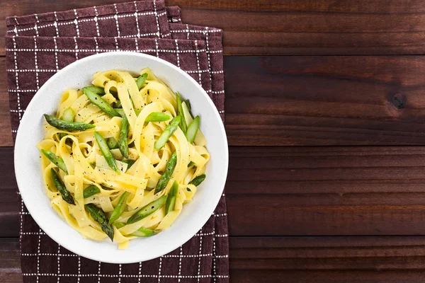 Prato Macarrão Caseiro Fresco Fettuccine Tagliatelle Espargos Verdes Alho Suco — Fotografia de Stock