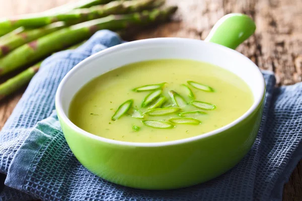 Creme Der Grünen Spargelsuppe Schüssel Garniert Mit Spargelscheiben Oben Frischem — Stockfoto