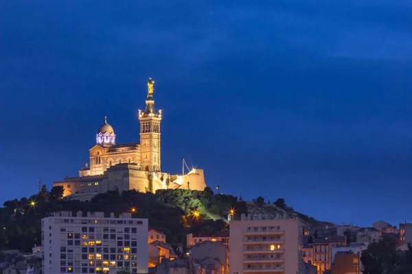 Noční Starý Přístav Bazilika Notre Dame Garde Pozadí Kopci Marseille — Stock fotografie