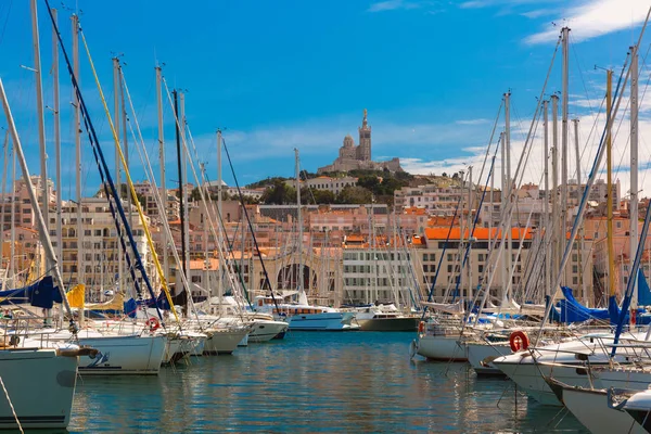 Sunny Old Port Bazilika Notre Dame Garde Pozadí Kopci Marseille — Stock fotografie