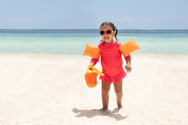 Porträt Eines Glücklichen Kleinkindes Mit Plastikspielzeug Der Hand Das Sandstrand — Stockfoto