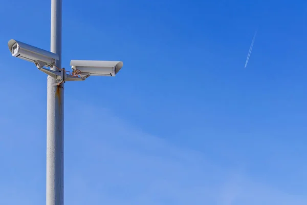 Dvě Bezpečnostní Kamery Proti Modré Obloze Jsou Monitorování Obrázek Kopie — Stock fotografie