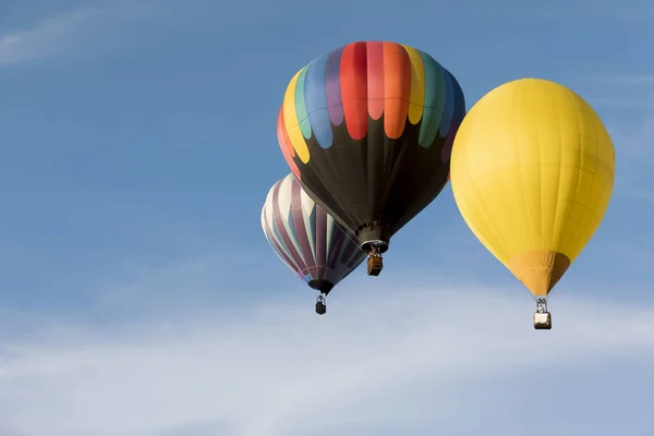 Πολύχρωμα Μπαλόνια Θερμού Αέρα Στο Γαλάζιο Του Ουρανού — Φωτογραφία Αρχείου