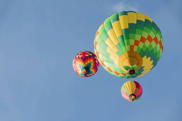 Multi Färgade Varmluftsballonger Blå Himmel — Stockfoto