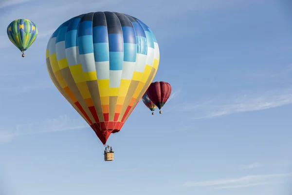 Mavi Gökyüzünde Çok Renkli Sıcak Hava Balonları — Stok fotoğraf