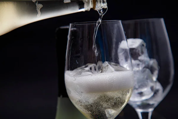 Versando Champagne Nel Bicchiere — Foto Stock