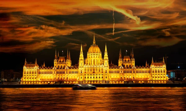 Fachada Parlamento Budapeste Iluminado Sob Céu Nublado Hungria — Fotografia de Stock