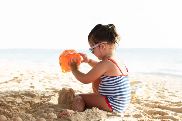 Seitenansicht Eines Kleinen Mädchens Beim Bau Einer Sandburg Mit Plastikeimer — Stockfoto