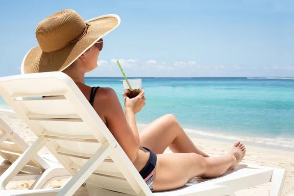Mujer Joven Sombrero Sentada Silla Blanca Cubierta Disfrutando Bebida Del — Foto de Stock