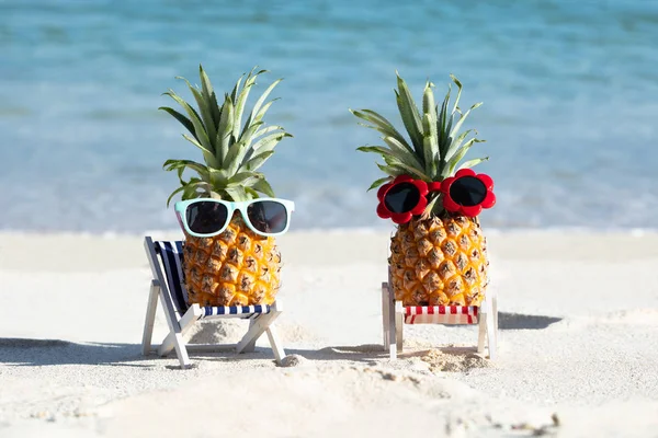 Dois Abacaxis Com Óculos Sol Plataforma Cadeiras Sobre Areia Praia — Fotografia de Stock