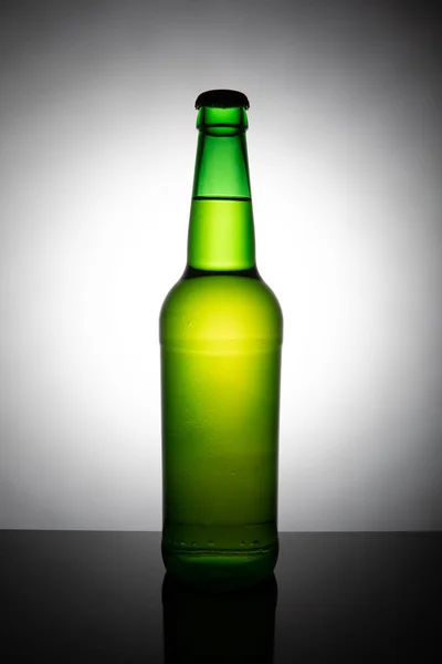 Botella Verde Cerveza Aislada Sobre Fondo Blanco —  Fotos de Stock