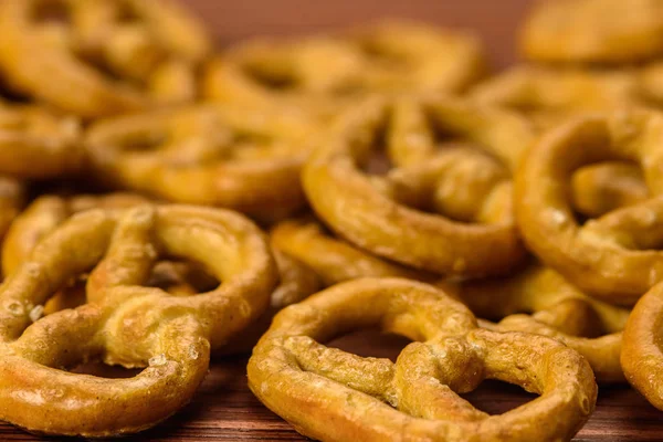 Fritto Croccante Pretzels Con Sale Sul Tavolo Primo Piano — Foto Stock