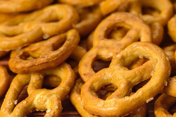 Fritto Croccante Pretzels Con Sale Sul Tavolo Primo Piano — Foto Stock