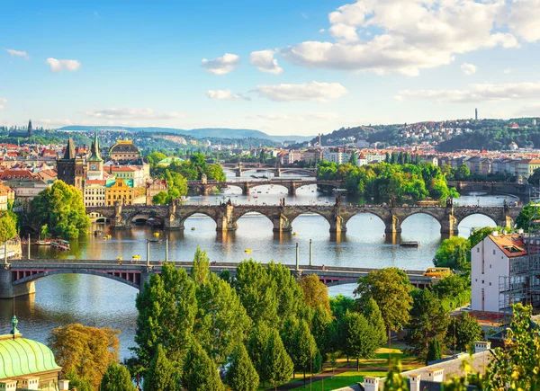 Prag Daki Köprülerde Yaz Günü — Stok fotoğraf