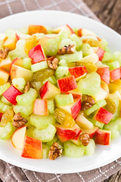 Verse Waldorfsalade Gemaakt Van Selderij Appel Walnoten Sultanas Rozijnen Bord — Stockfoto