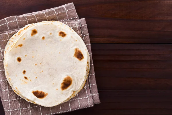 Verse Zelfgemaakte Bloem Tortilla Opgestapeld Keukenhanddoek Overhead Gefotografeerd Met Kopieerruimte — Stockfoto