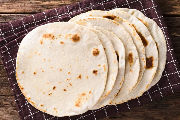 Tortillas Harina Caseras Frescas Toalla Cocina Fotografiadas Sobre Cabeza — Foto de Stock