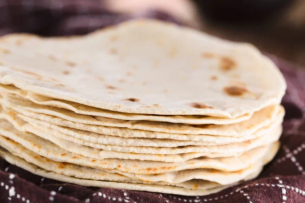 Φρέσκο Σπιτικό Αλεύρι Tortillas Στην Πετσέτα Κουζίνας Επιλεκτική Εστίαση Εστίαση — Φωτογραφία Αρχείου