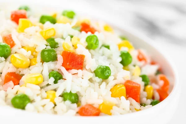 Renkli Sebzelerle Karıştırılmış Beyaz Pirinç Soğan Havuç Yeşil Bezelye Mısır — Stok fotoğraf