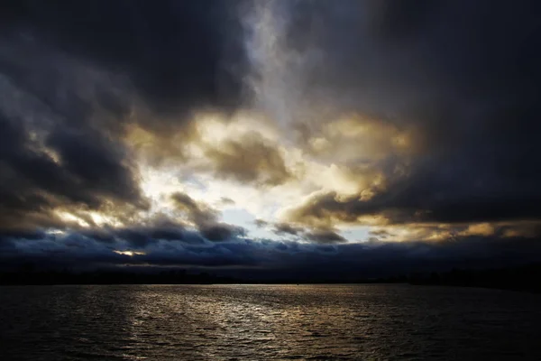 Burzliwe Niebo Nad Jeziorem Zachodzie Słońca — Zdjęcie stockowe
