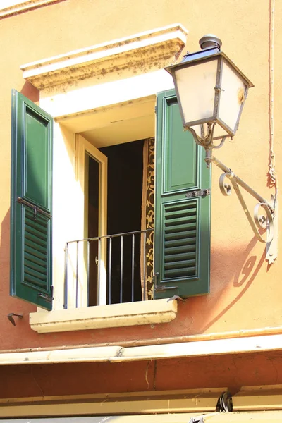 意大利的一个房屋正面装饰着红葡萄酒的窗户 — 图库照片