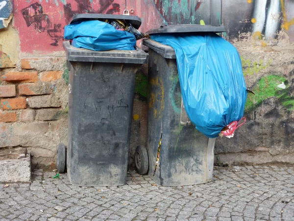 Due Bidoni Spazzatura Affollati Rotti Fronte Alla Parete Della Casa — Foto Stock