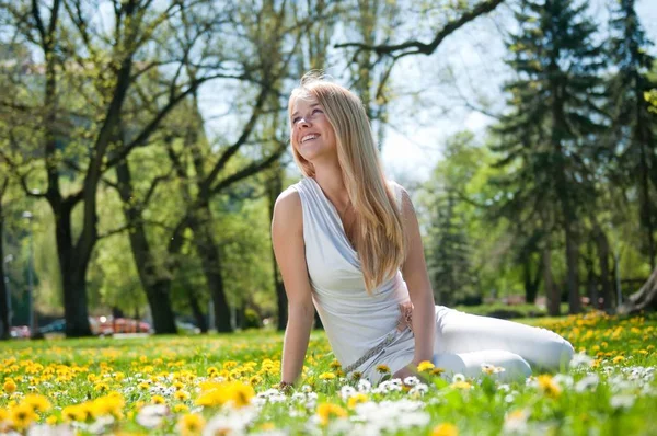 Souriant Jeune Adolescent Heureux Assis Extérieur Dans Herbe Fleurie Regardant — Photo