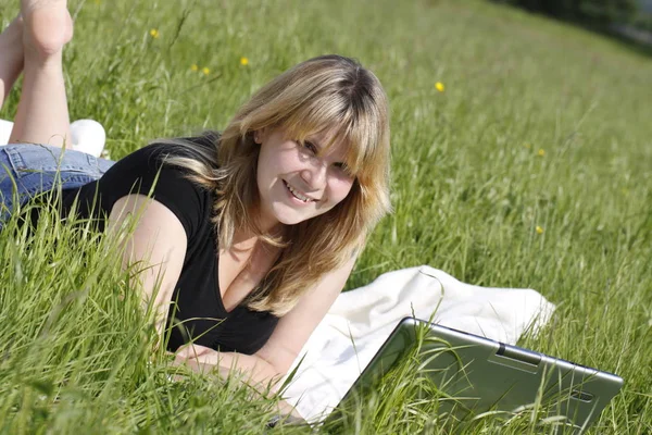 Femme Sur Une Prairie Tout Travaillant — Photo