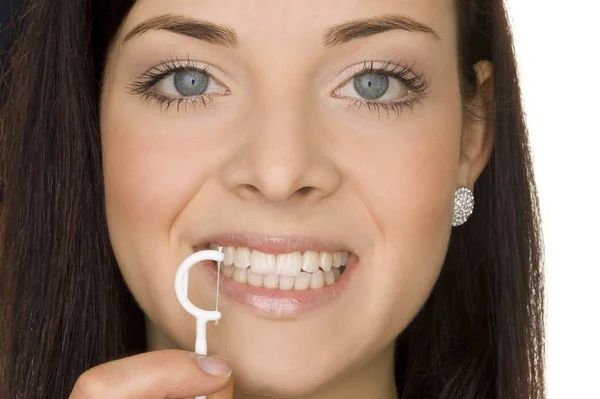Młoda Kobieta Trzymająca Szczoteczkę Zębów — Zdjęcie stockowe