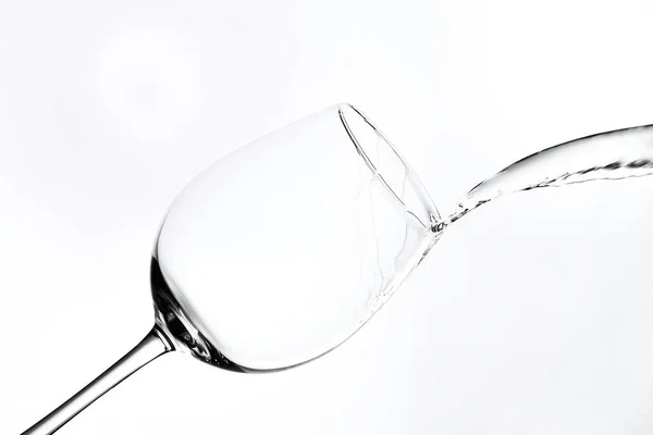 Vinho Branco Derramando Vidro — Fotografia de Stock