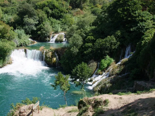 Doğanın Arka Planında Güzel Bir Şelale — Stok fotoğraf